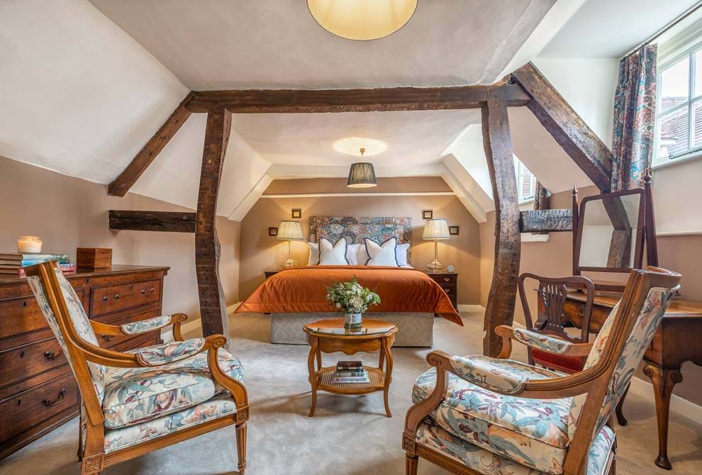 ELIZABETHAN APARTMENT